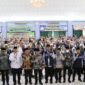 Ahmad Husen, Wakil Ketua Bidang Penerimaan dan Pemberangkatan (tujuh dari kanan) foto bersama usai serah terima jemaah kloter BTH 25. Foto: INIKEPRI.COM