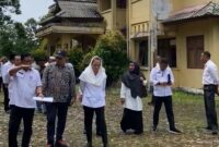 Bupati Natuna Cen Sui Lan dan Wabup Natuna Jarmin Sidik serta kepala OPD terkait meninjau gedung Sekolah Rakyat di Natuna, Rabu (2/7/2025). Foto: Istimewa 