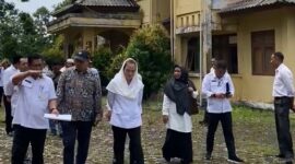 Bupati Natuna Cen Sui Lan dan Wabup Natuna Jarmin Sidik serta kepala OPD terkait meninjau gedung Sekolah Rakyat di Natuna, Rabu (2/7/2025). Foto: Istimewa 