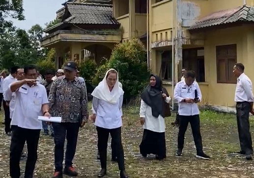 Bupati Natuna Cen Sui Lan dan Wabup Natuna Jarmin Sidik serta kepala OPD terkait meninjau gedung Sekolah Rakyat di Natuna, Rabu (2/7/2025). Foto: Istimewa 