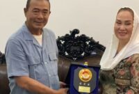 bupati natuna cen sui lan menerima cenderamata dari pangkoarmada RI. Foto: Istimewa 