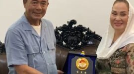bupati natuna cen sui lan menerima cenderamata dari pangkoarmada RI. Foto: Istimewa 
