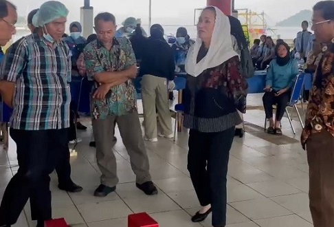 Bupati Natuna Cen Sui Lan mengecek fasilitas Pelabuhan Selat Lampa, belum lama ini. Pelabuhan Selat Lampa Natuna disetujui Kemenhub RI menjadi pelabuhan ekspor impor. Foto: Istimewa 