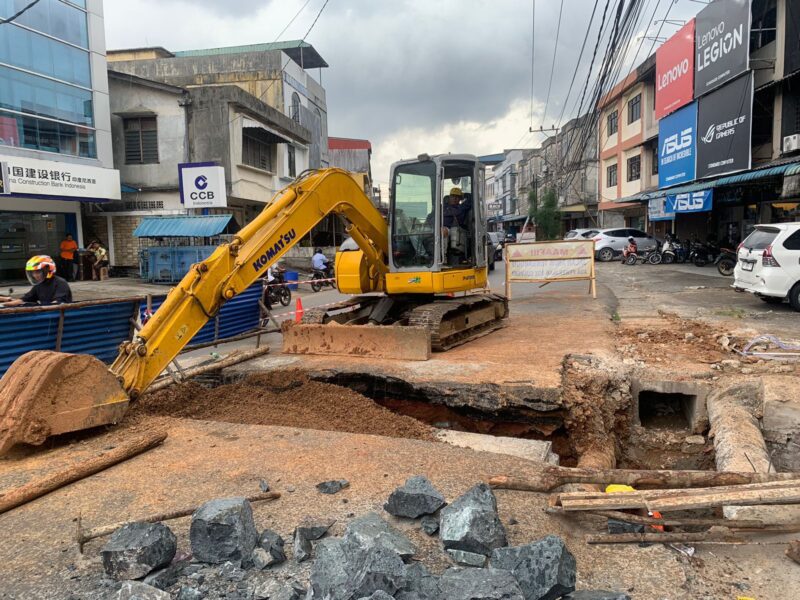 Pengganti gorong-gorong yang ambruk dengan pemasangan box culvert fi Jalan Brigjen Katamso, Batu 2 Tanjungpinang. Foto: INIKEPRI.COM/KepriProv 