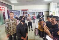 Muhammad Taqi Askari, didampingi Plt Kabiro Umum Pemprov Kepri memberikan keterangan pers setibanya di Bandara Raja Haji Fisabilillah Tanjungpinang. Foto: Diskominfo Kepri