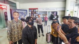 Muhammad Taqi Askari, didampingi Plt Kabiro Umum Pemprov Kepri memberikan keterangan pers setibanya di Bandara Raja Haji Fisabilillah Tanjungpinang. Foto: Diskominfo Kepri