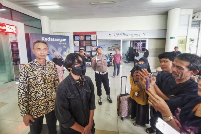 Muhammad Taqi Askari, didampingi Plt Kabiro Umum Pemprov Kepri memberikan keterangan pers setibanya di Bandara Raja Haji Fisabilillah Tanjungpinang. Foto: Diskominfo Kepri