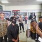 Muhammad Taqi Askari, didampingi Plt Kabiro Umum Pemprov Kepri memberikan keterangan pers setibanya di Bandara Raja Haji Fisabilillah Tanjungpinang. Foto: Diskominfo Kepri