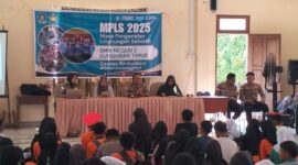 Dalam rangka mencegah meningkatnya kenakalan remaja di era digital, Polres Natuna melalui Satuan Pembinaan Masyarakat (Satbinmas) menggelar penyuluhan tentang bahaya penyalahgunaan narkoba dan judi online kepada siswa-siswi SMA Negeri 2 Bunguran Timur, Kamis (24/7/2025). Foto: INIKEPRI.COM