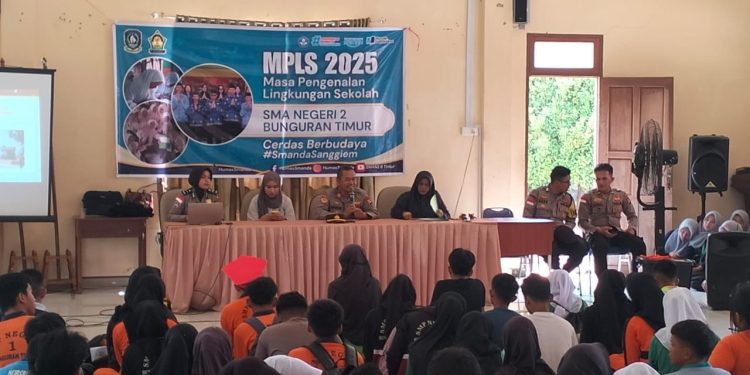 Dalam rangka mencegah meningkatnya kenakalan remaja di era digital, Polres Natuna melalui Satuan Pembinaan Masyarakat (Satbinmas) menggelar penyuluhan tentang bahaya penyalahgunaan narkoba dan judi online kepada siswa-siswi SMA Negeri 2 Bunguran Timur, Kamis (24/7/2025). Foto: INIKEPRI.COM