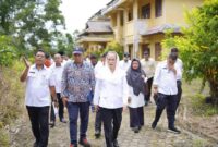 Bupati Natuna Cen Sui Lan saat meninjau sekolah rakyat. Foto: INIKEPRI.COM