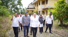 Bupati Natuna Cen Sui Lan saat meninjau sekolah rakyat. Foto: INIKEPRI.COM