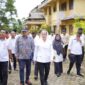 Bupati Natuna Cen Sui Lan saat meninjau sekolah rakyat. Foto: INIKEPRI.COM