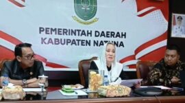Bupati Natuna Cen Sui Lan saat mengikuti Rapat Koordinasi Pemenuhan Kebutuhan Dokter Spesialis se-Provinsi Kepri bersama Gubernur Kepulauan Riau Ansar Ahmad secara daring dari Kantor Bupati Natuna, Kamis (3/7/2025). Foto: Istimewa 