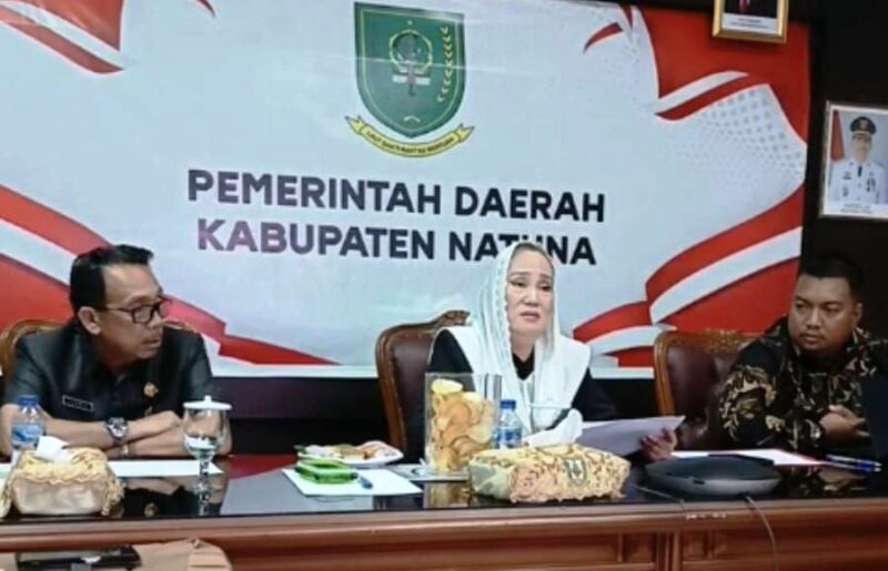 Bupati Natuna Cen Sui Lan saat mengikuti Rapat Koordinasi Pemenuhan Kebutuhan Dokter Spesialis se-Provinsi Kepri bersama Gubernur Kepulauan Riau Ansar Ahmad secara daring dari Kantor Bupati Natuna, Kamis (3/7/2025). Foto: Istimewa