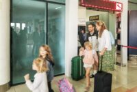 Sejumlah wisman tiba di Bandara Raja Haji Fisabilillah Tanjungpinang, 1 Juli 2025 lalu. Pemprov Kepri melalui Dinas Pariwisata menarget pendapatan sebesar Rp17 triliun di tahun 2025 dari sektor pariwisata. Foto: Dokumen Diskominfo Kepri