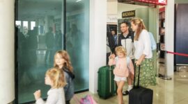 Sejumlah wisman tiba di Bandara Raja Haji Fisabilillah Tanjungpinang, 1 Juli 2025 lalu. Pemprov Kepri melalui Dinas Pariwisata menarget pendapatan sebesar Rp17 triliun di tahun 2025 dari sektor pariwisata. Foto: Dokumen Diskominfo Kepri