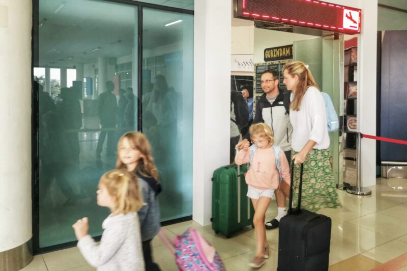 Sejumlah wisman tiba di Bandara Raja Haji Fisabilillah Tanjungpinang, 1 Juli 2025 lalu. Pemprov Kepri melalui Dinas Pariwisata menarget pendapatan sebesar Rp17 triliun di tahun 2025 dari sektor pariwisata. Foto: Dokumen Diskominfo Kepri