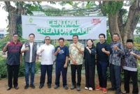 Wagub Nyanyang foto bersama penyelenggara Pelatihan Digital Creator Camp Batch II. Turut hadir mantan Menpan-RB 2016-2018 Asman Abnur.  Foto: INIKEPRI.COM/KepriProv 