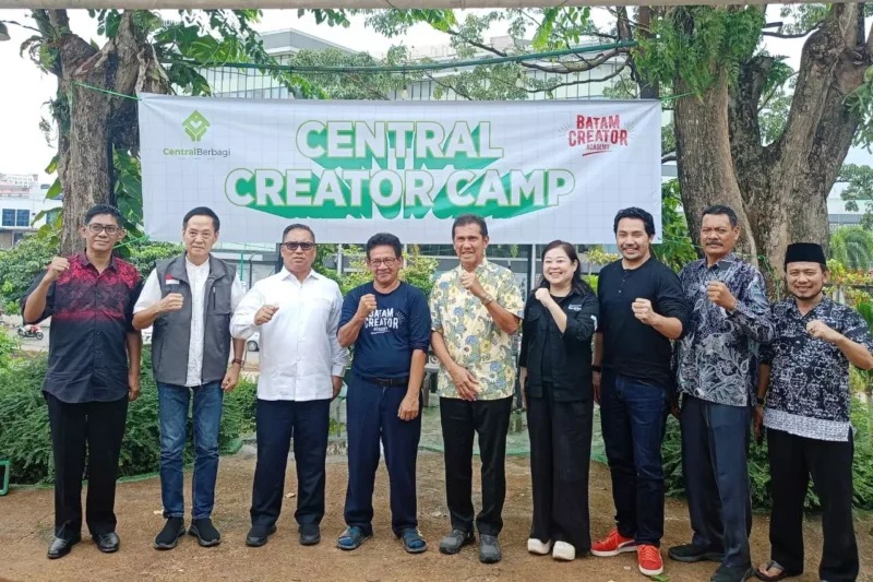 Wagub Nyanyang foto bersama penyelenggara Pelatihan Digital Creator Camp Batch II. Turut hadir mantan Menpan-RB 2016-2018 Asman Abnur.  Foto: INIKEPRI.COM/KepriProv 