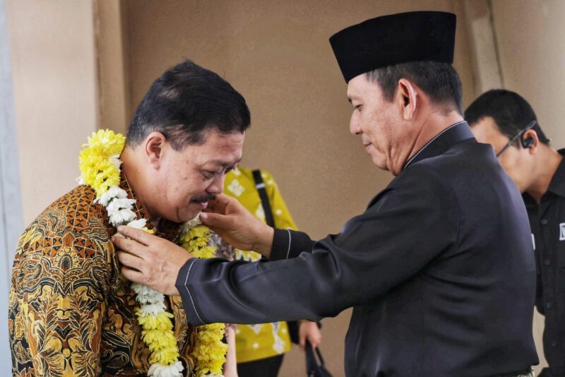 Gubernur Kepri Ansar Ahmad mengalungkan karangan bunga kepada Jehezkiel Devy Sudarso, Kajati Kepri yang baru di Bandara Raja Haji Fisabilillah Tanjungpinang, Jumat (18/7/2025). Foto: INIKEPRI.COM/Diskominfo Kepri