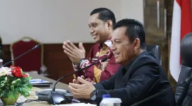 Gubernur Ansar Ahmad didampingi Kadis Koperasi dan UMKM Riki Rionaldi, memimpin Rapat Koordinasi Persiapan Peluncuran KDMP tingkat Provinsi Kepulauan Riau, Rabu (16/7/2025). Foto: INIKEPRI.COM/KepriProv 