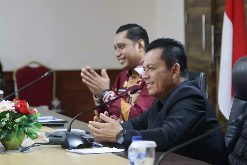 Gubernur Ansar Ahmad didampingi Kadis Koperasi dan UMKM Riki Rionaldi, memimpin Rapat Koordinasi Persiapan Peluncuran KDMP tingkat Provinsi Kepulauan Riau, Rabu (16/7/2025). Foto: INIKEPRI.COM/KepriProv 