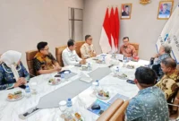 Wagub Kepri Nyanyang Haris, di antaranya didampingi Kepala Barenlitbang Aries Fhariandi, dan Kepala Diskominfo Hendri Kurniadi dalam pertemuan dengan Wamen Komunikasi dan Digital Nezar Patria di Jakarta, Jumat (25/7/2025). Foto: INIKEPRI.COM/KepriProv 