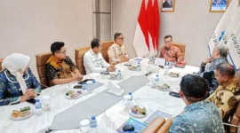 Wagub Kepri Nyanyang Haris, di antaranya didampingi Kepala Barenlitbang Aries Fhariandi, dan Kepala Diskominfo Hendri Kurniadi dalam pertemuan dengan Wamen Komunikasi dan Digital Nezar Patria di Jakarta, Jumat (25/7/2025). Foto: INIKEPRI.COM/KepriProv 