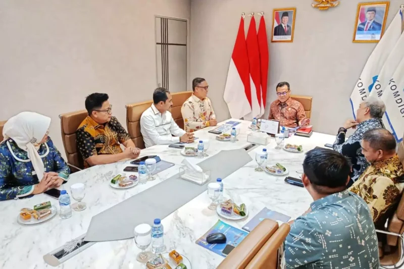 Wagub Kepri Nyanyang Haris, di antaranya didampingi Kepala Barenlitbang Aries Fhariandi, dan Kepala Diskominfo Hendri Kurniadi dalam pertemuan dengan Wamen Komunikasi dan Digital Nezar Patria di Jakarta, Jumat (25/7/2025). Foto: INIKEPRI.COM/KepriProv 