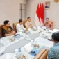 Wagub Kepri Nyanyang Haris, di antaranya didampingi Kepala Barenlitbang Aries Fhariandi, dan Kepala Diskominfo Hendri Kurniadi dalam pertemuan dengan Wamen Komunikasi dan Digital Nezar Patria di Jakarta, Jumat (25/7/2025). Foto: INIKEPRI.COM/KepriProv 