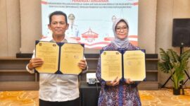 Gubernur Kepri Ansar Ahmad dan Kepala BPH Migas Erika Retnowati menunjukkan dokumen nota kesepahaman (MoU), Selasa (22/7/2025). Foto: INIKEPRI.COM/KepriProv 