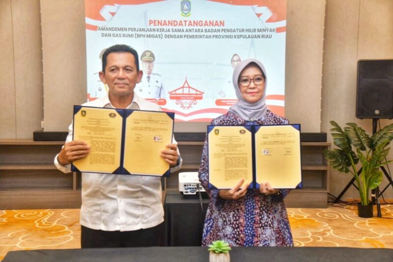 Gubernur Kepri Ansar Ahmad dan Kepala BPH Migas Erika Retnowati menunjukkan dokumen nota kesepahaman (MoU), Selasa (22/7/2025). Foto: INIKEPRI.COM/KepriProv