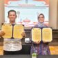 Gubernur Kepri Ansar Ahmad dan Kepala BPH Migas Erika Retnowati menunjukkan dokumen nota kesepahaman (MoU), Selasa (22/7/2025). Foto: INIKEPRI.COM/KepriProv 