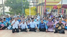 Wagub Kepri Nyanyang Haris Pratamura (tengah) berfoto bersama Kadisdik Kepri Andi Agung, para siswa serta tenaga pendidik dan kependidikan SMA Negeri 21 Batam, Kamis (24/7/2025). Foto: INIKEPRI.COM/KepriProv 