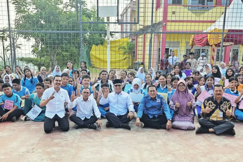 Wagub Kepri Nyanyang Haris Pratamura (tengah) berfoto bersama Kadisdik Kepri Andi Agung, para siswa serta tenaga pendidik dan kependidikan SMA Negeri 21 Batam, Kamis (24/7/2025). Foto: INIKEPRI.COM/KepriProv 