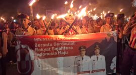 Murid MTs Negeri Lingga mengikuti pawai obor. Foto: INIKEPRI.COM