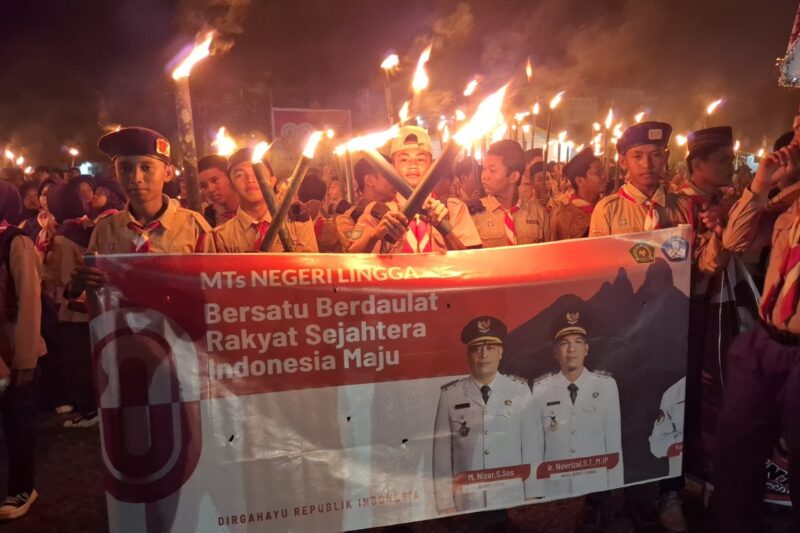 Murid MTs Negeri Lingga mengikuti pawai obor. Foto: INIKEPRI.COM
