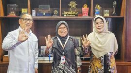 Wakil Gubernur Kepri Nyanyang Haris Pratamura bersama perwakilan World Cleanup Day usai beraudiensi di Gedung Graha Pena Batam, Kamis (21/8/2025). Foto: INIKEPRI.COM/KepriProv 