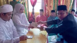 Momen bersejarah tercipta di Kecamatan Katang Bidare, Kabupaten Lingga. Untuk pertama kalinya, pernikahan resmi dilaksanakan langsung oleh petugas Penghulu Pengawas Perkawinan (P4) setempat. Foto: INIKEPRI.COM