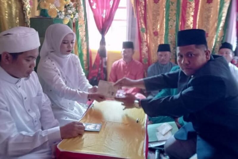 Momen bersejarah tercipta di Kecamatan Katang Bidare, Kabupaten Lingga. Untuk pertama kalinya, pernikahan resmi dilaksanakan langsung oleh petugas Penghulu Pengawas Perkawinan (P4) setempat. Foto: INIKEPRI.COM