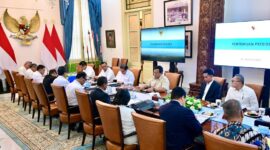 Presiden Prabowo Subianto memimpin rapat terbatas (ratas) mengenai perekonomian nasional bersama jajaran menteri Kabinet Merah Putih di Istana Merdeka, Jakarta, Senin (25/8/2025). Foto: INIKEPRI.COM/SETPRES 