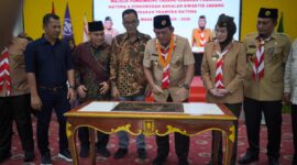 Gubernur Kepri Ansar Ahmad menandatangani prasasti peresmian peningkatan jam nyala listrik menjadi 24 jam di ibukota Kecamatan Pulau Panjang, Kabupaten Natuna, Minggu (10/8/2025). Foto: INIKEPRI.COM/KepriProv 