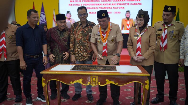 Gubernur Kepri Ansar Ahmad menandatangani prasasti peresmian peningkatan jam nyala listrik menjadi 24 jam di ibukota Kecamatan Pulau Panjang, Kabupaten Natuna, Minggu (10/8/2025). Foto: INIKEPRI.COM/KepriProv 