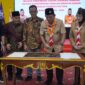 Gubernur Kepri Ansar Ahmad menandatangani prasasti peresmian peningkatan jam nyala listrik menjadi 24 jam di ibukota Kecamatan Pulau Panjang, Kabupaten Natuna, Minggu (10/8/2025). Foto: INIKEPRI.COM/KepriProv 