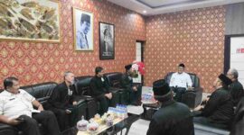Wali Kota Tanjungpinang Lis Darmansyah menerima audiensi Pengurus Cabang Persaudaraan Setia Hati Terate (PSHT) Kota Tanjungpinang di Ruang Kantor Wali Kota, Rabu (20/8/2025). Foto: INIKEPRI.COM/TanjungpinangKota 