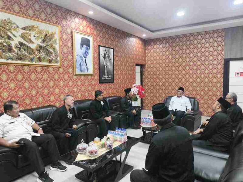 Wali Kota Tanjungpinang Lis Darmansyah menerima audiensi Pengurus Cabang Persaudaraan Setia Hati Terate (PSHT) Kota Tanjungpinang di Ruang Kantor Wali Kota, Rabu (20/8/2025). Foto: INIKEPRI.COM/TanjungpinangKota 