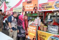 Ketua TP PKK sekaligus Ketua Dekranasda Kota Batam, Hj. Erlita Sari Amsakar, mengapresiasi pelaksanaan Bazar UMKM bertajuk Batam Night Market yang digelar di kawasan Harbour Bay Downtown, Kamis (31/7/2025). Foto: INIKEPRI.COM