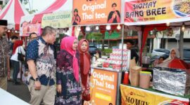 Ketua TP PKK sekaligus Ketua Dekranasda Kota Batam, Hj. Erlita Sari Amsakar, mengapresiasi pelaksanaan Bazar UMKM bertajuk Batam Night Market yang digelar di kawasan Harbour Bay Downtown, Kamis (31/7/2025). Foto: INIKEPRI.COM