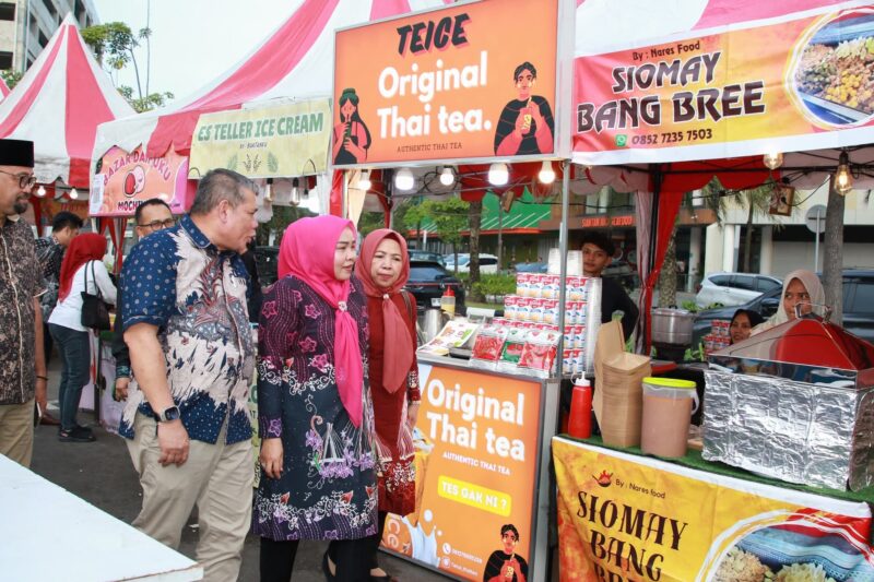 Ketua TP PKK sekaligus Ketua Dekranasda Kota Batam, Hj. Erlita Sari Amsakar, mengapresiasi pelaksanaan Bazar UMKM bertajuk Batam Night Market yang digelar di kawasan Harbour Bay Downtown, Kamis (31/7/2025). Foto: INIKEPRI.COM